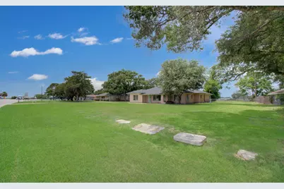 709 S McCarty Avenue, Eagle Lake, TX 77434 - Photo 5