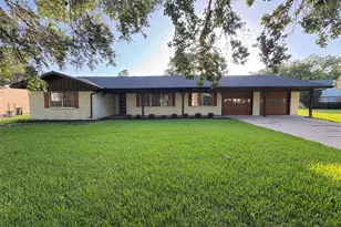 118 Clover St, Lake Jackson, TX 77566 - Photo 1