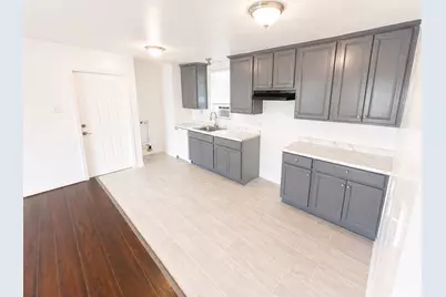 5103 Willow Glen Drive, Houston, TX 77033 - Photo 11