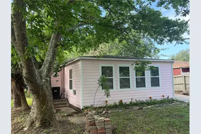 303 Magnusson Avenue, Palacios, TX 77465 - Photo 3