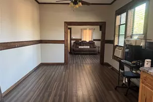 211 Martin St, Yoakum, TX 77995 - Photo 11