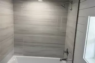 211 Martin St, Yoakum, TX 77995 - Photo 9