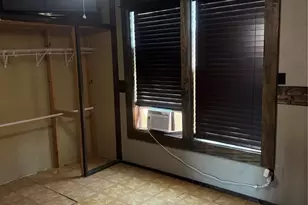 211 Martin St, Yoakum, TX 77995 - Photo 21