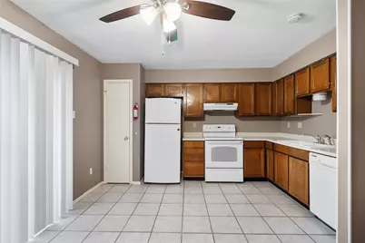 2521 Crosstimbers Street #J5, Huntsville, TX 77320 - Photo 7