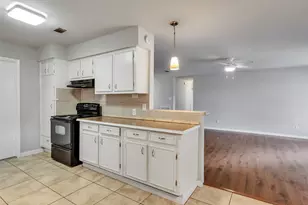 913 W Galveston St, League City, TX 77573 - Photo 9