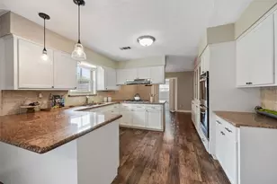 301 Mimosa Dr, Hitchcock, TX 77563 - Photo 9