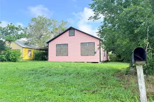 403 E Ward St, Refugio, TX 78377 - Photo 3