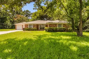 208 Garden Dr, Friendswood, TX 77546 - Photo 1