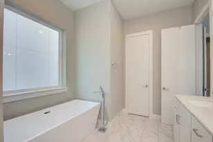 8411 Hempstead Rd, Houston, TX 77008 - Photo 45