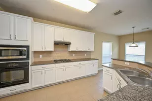 9127 Stoneleigh Dr, Sugar Land, TX 77479 - Photo 11