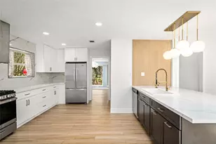 10831 Holly Springs Dr, Houston, TX 77042 - Photo 23