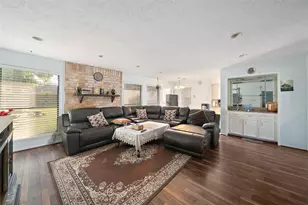 2822 Colonial Dr, Sugar Land, TX 77479 - Photo 9