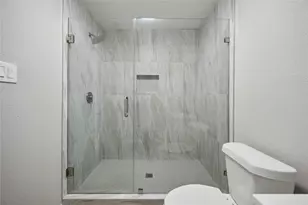 5206 Willow Glen Dr, Houston, TX 77033 - Photo 11