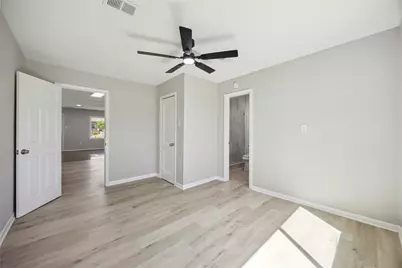 5206 Willow Glen Drive, Houston, TX 77033 - Photo 9