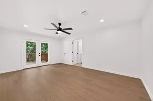 61 W Wavy Oak Cir, The Woodlands, TX 77381 - Photo 21