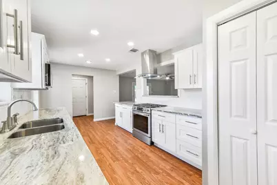4907 Green Willow Lane, Dickinson, TX 77539 - Photo 9