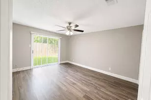 10806 Parkland Woods Dr, Sugar Land, TX 77498 - Photo 7