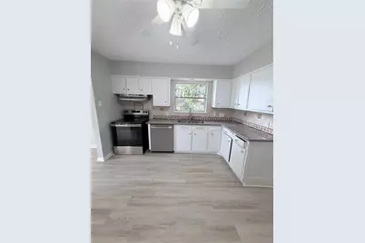 5902 Willow Glen Drive, Houston, TX 77033 - Photo 9