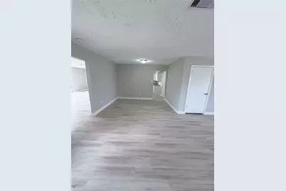 5902 Willow Glen Drive, Houston, TX 77033 - Photo 7