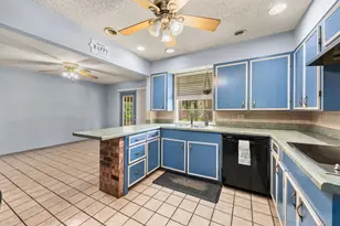 100 Crestview St, Columbus, TX 78934 - Photo 9