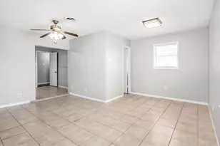 2215 Silverbonnet St, Houston, TX 77055 - Photo 7