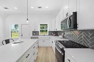 614 Austin St, West Columbia, TX 77486 - Photo 11