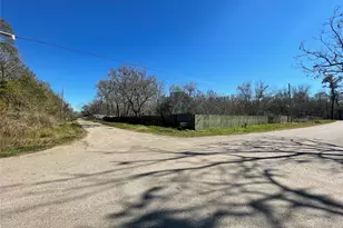 205 Sitka Dr, Angleton, TX 77515 - Photo 1