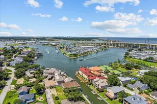 23 Harbor Ln, Kemah, TX 77565 - Photo 5