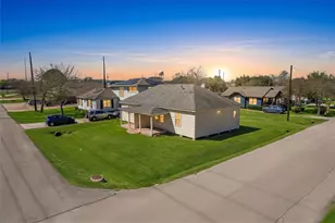 317-319 E B St, La Porte, TX 77571 - Photo 1