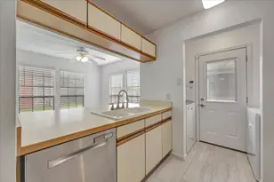 17287 Saturn Ln, Houston, TX 77058 - Photo 19