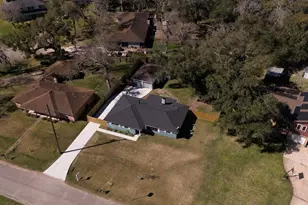407 Tamarind St, Lake Jackson, TX 77566 - Photo 1
