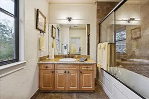 24 E Shady Ln, Houston, TX 77063 - Photo 39