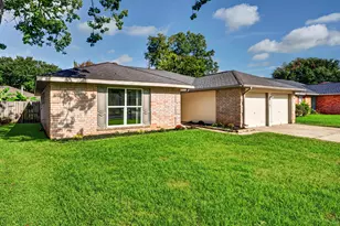 2402 Colonial Ridge Dr, Friendswood, TX 77546 - Photo 3