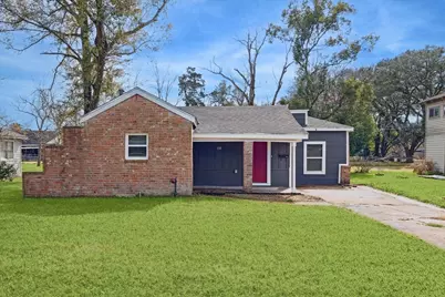 710 E Magnolia Street, Angleton, TX 77515 - Photo 1