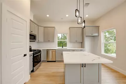 811 E 39th Street #B, Houston, TX 77022 - Photo 5
