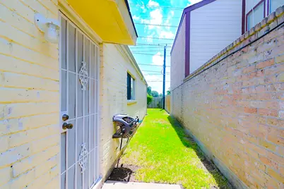 8615 Belle Park Drive, Houston, TX 77099 - Photo 43