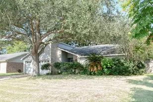 4850 Heathrow Ln, Alvin, TX 77511 - Photo 3