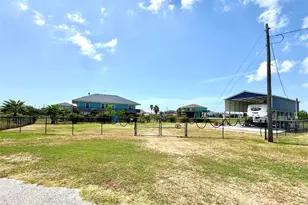 915 W Verdia Dr, Crystal Beach, TX 77650 - Photo 1