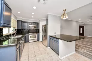 3402 Hidden Creek Dr, Sugar Land, TX 77479 - Photo 9