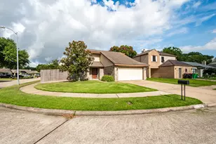 17 Crestbriar Ct, Baytown, TX 77521 - Photo 1