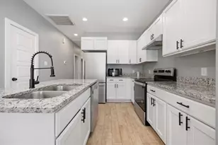 5037 Van Fleet St, Houston, TX 77033 - Photo 9