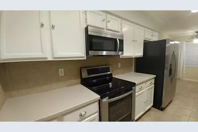 9 N Deerfoot Circle, The Woodlands, TX 77380 - Photo 3