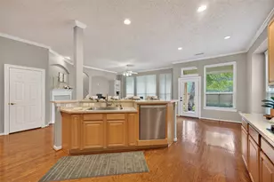 70 E Northcastle Cir, The Woodlands, TX 77384 - Photo 11