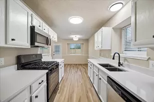 1113 Canyon Springs Dr, La Porte, TX 77571 - Photo 9