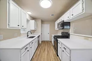 1113 Canyon Springs Dr, La Porte, TX 77571 - Photo 9