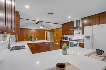 205 N 8th Street, Highlands, TX 77562 - Photo 9