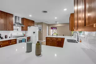 205 N 8th St, Highlands, TX 77562 - Photo 13