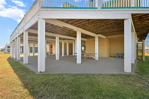 680 Villa Dr, Crystal Beach, TX 77650 - Photo 9