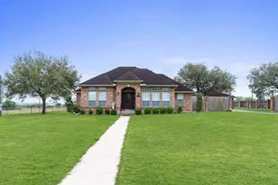 604 Texas Ave, Shiner, TX 77984 - Photo 1