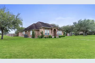 604 Texas Avenue, Shiner, TX 77984 - Photo 3